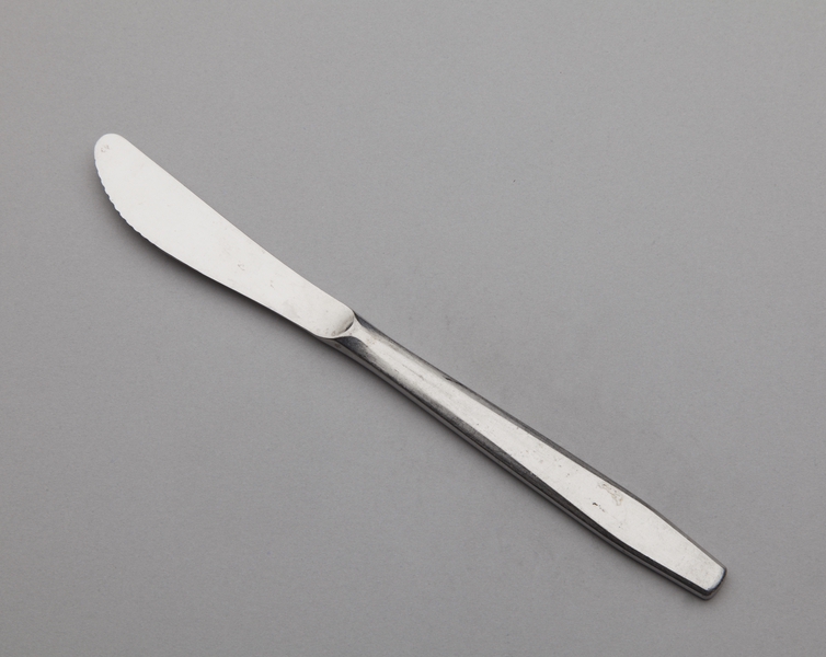 Image: knife: Qantas Airways