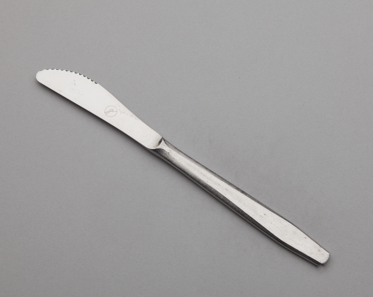 Image: knife: Qantas Airways