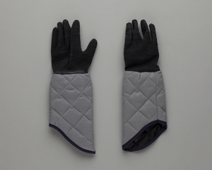 Image: pair of hotpad gloves: Delta Air Lines