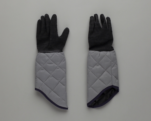 Pair of hotpad gloves: Delta Air Lines