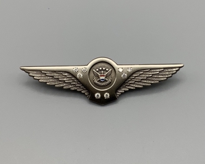 Image: flight attendant wings / service pin: United Airlines, 45 to 49 years