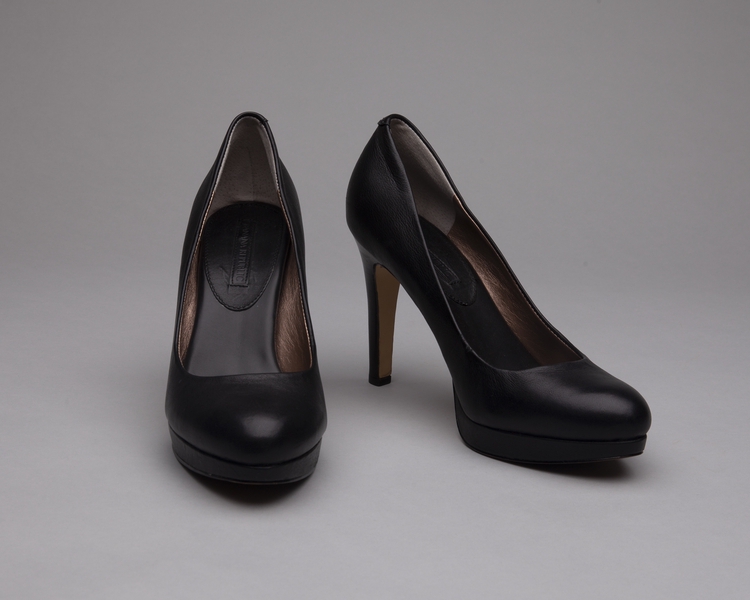 Image: flight attendant shoes: Virgin America