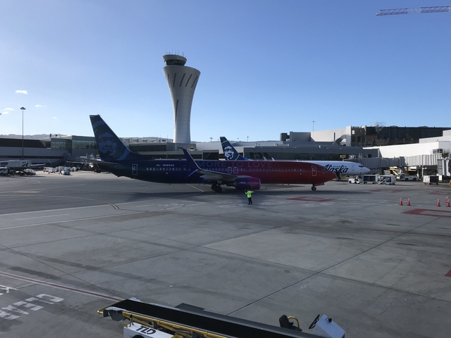 Digital photograph: Alaska Airlines, Boeing 737-990ER, San Francisco International Airport (SFO)