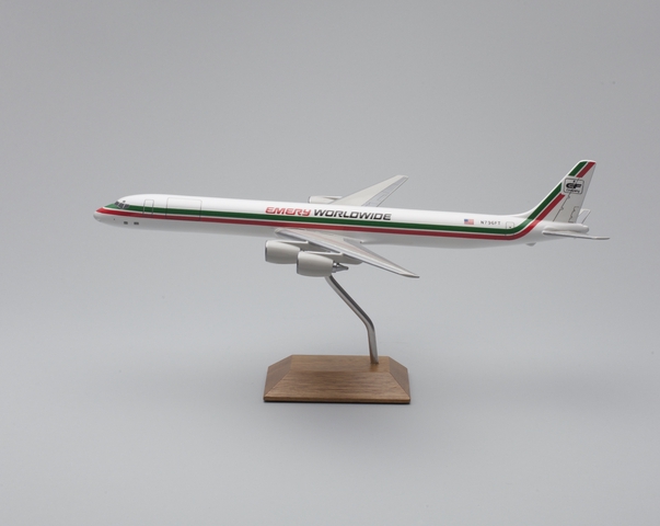 Model airplane: Emery Worldwide (Cargo), Douglas DC-8