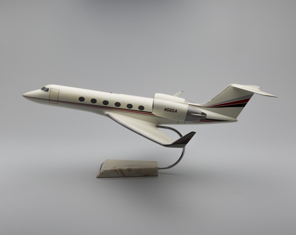 Model airplane: Gulfstream IV