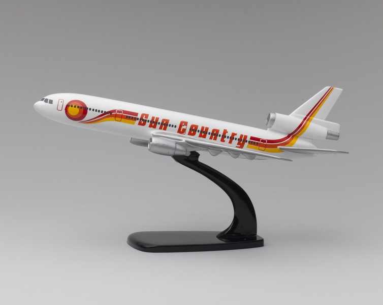 Image: model airplane: Sun Country Airlines, McDonnell Douglas DC-10