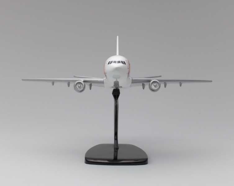 Image: model airplane: Sun Country Airlines, McDonnell Douglas DC-10