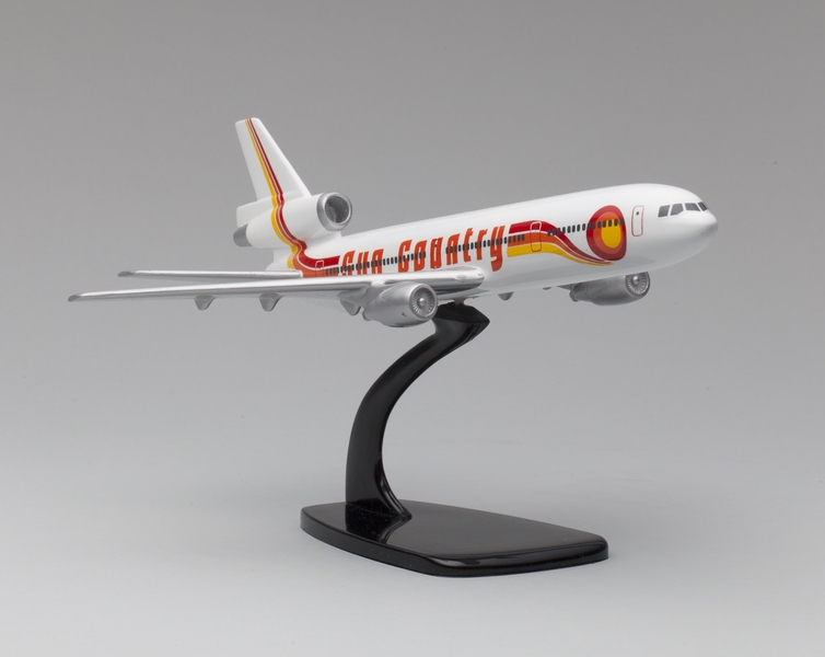 Image: model airplane: Sun Country Airlines, McDonnell Douglas DC-10