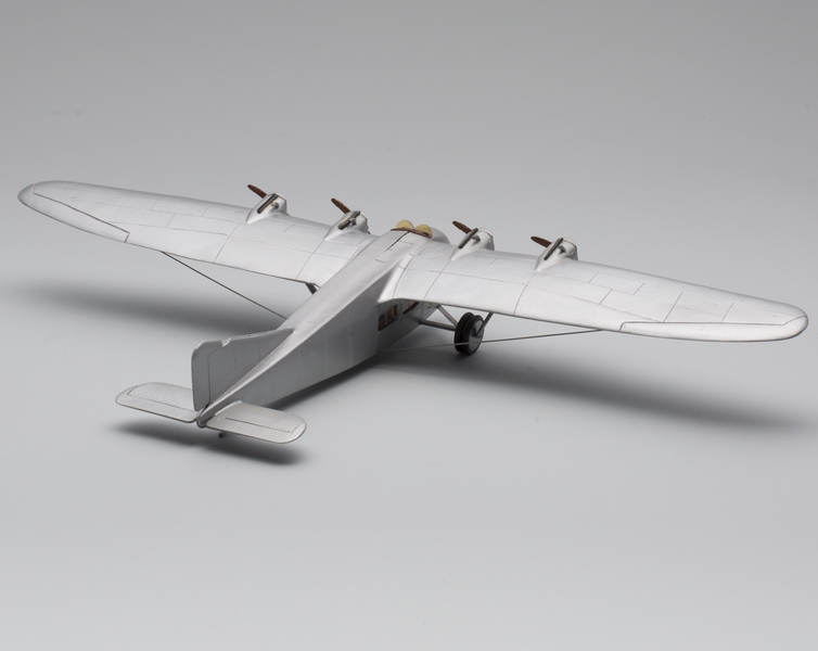 Image: model airplane: Zeppelin-Staaken E.4/20