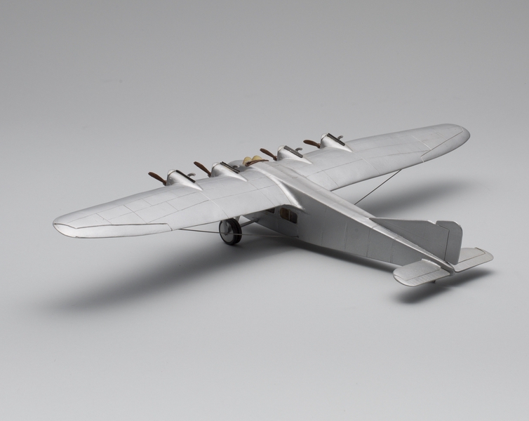 Image: model airplane: Zeppelin-Staaken E.4/20