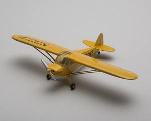Image: model airplane: Piper PA-18 Super Cub
