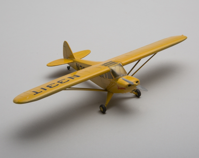 Image: model airplane: Piper PA-18 Super Cub