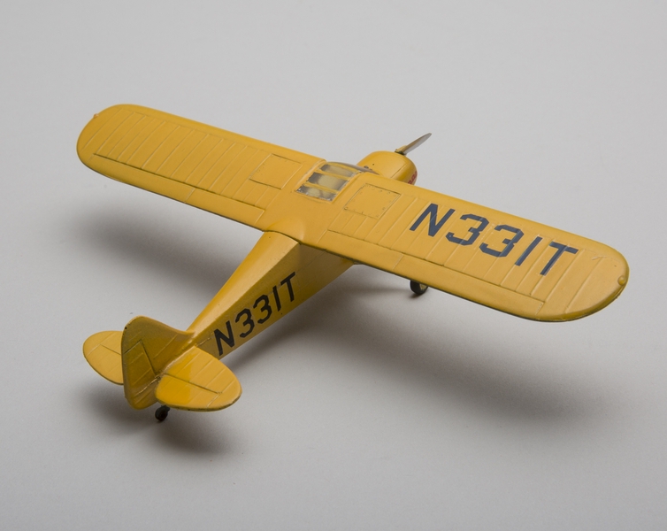 Image: model airplane: Piper PA-18 Super Cub