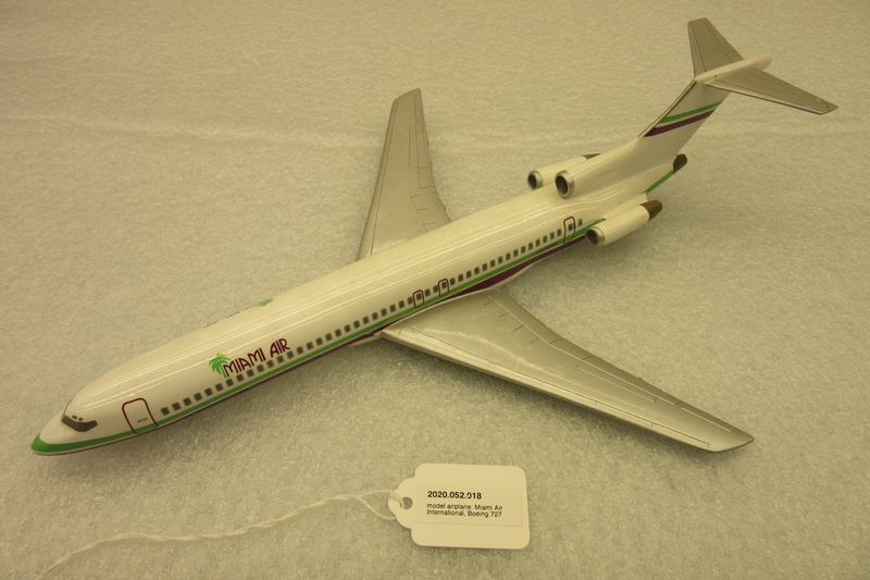 Image: model airplane: Miami Air International, Boeing 727