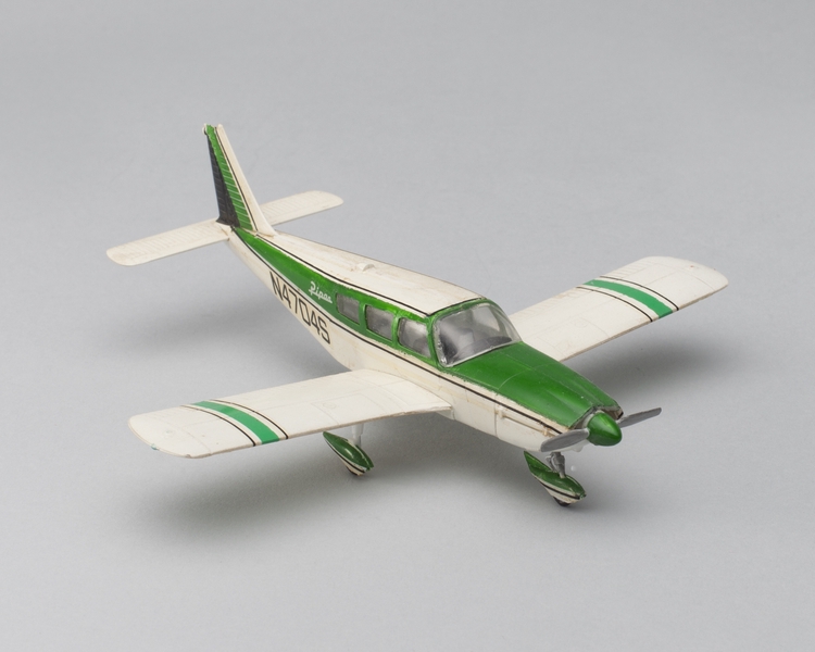 Image: model airplane: Piper PA-28 Cherokee