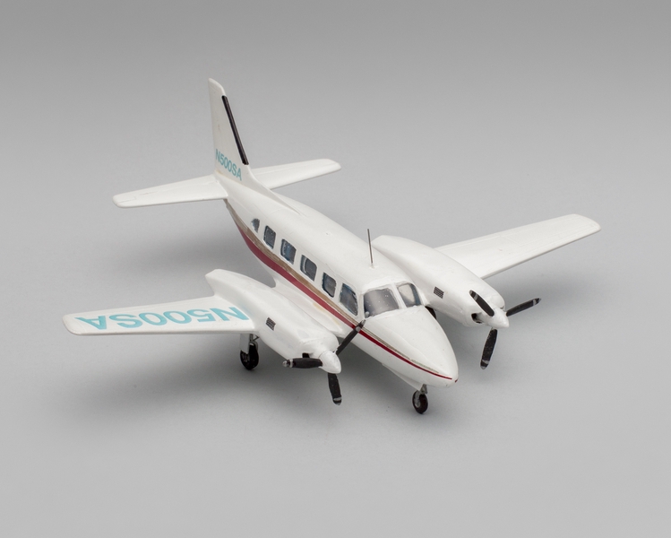Image: model airplane: Piper PA-31-350 Chieftain