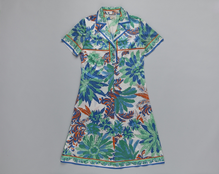 Image: flight attendant dress: Qantas Airways