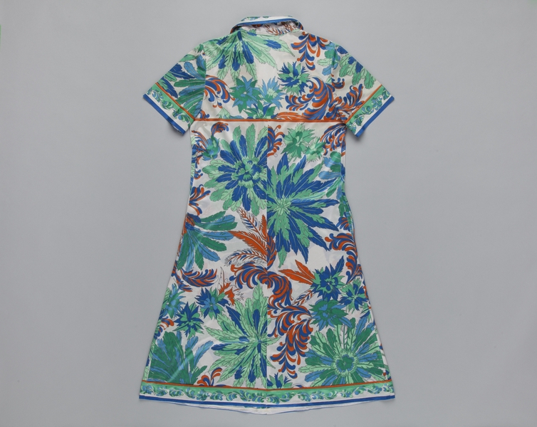 Image: flight attendant dress: Qantas Airways