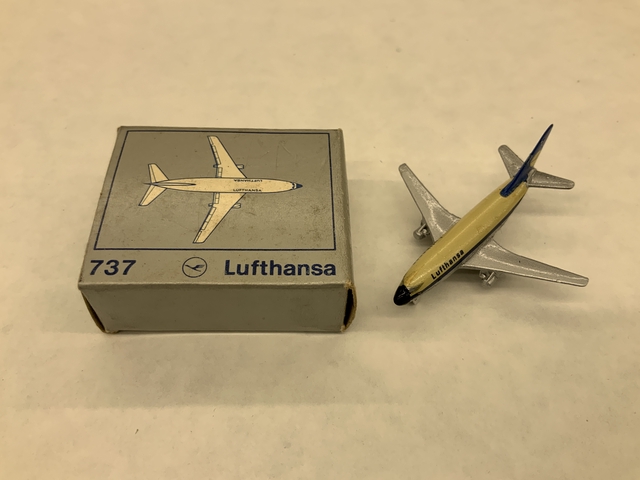 Miniature model airplane: Lufthansa, Boeing 737