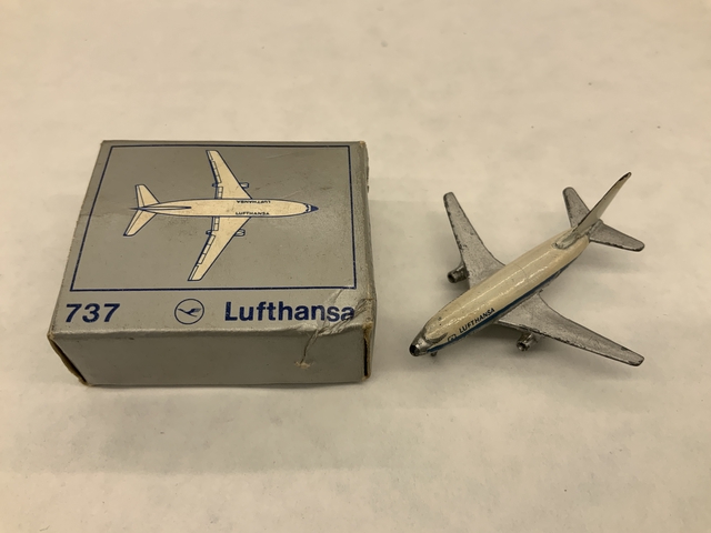 Miniature model airplane: Lufthansa, Boeing 737