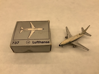 Image: miniature model airplane: Lufthansa, Boeing 737