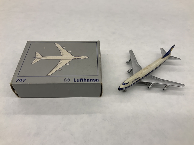Miniature model airplane: Lufthansa, Boeing 747