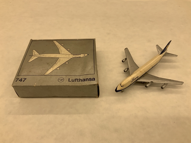 Miniature model airplane: Lufthansa, Boeing 747