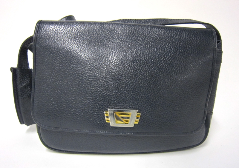 Image: flight attendant handbag: UTA (Union de Transports Aériens)