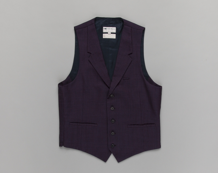 Image: flight attendant vest (male): Cathay Pacific Airways