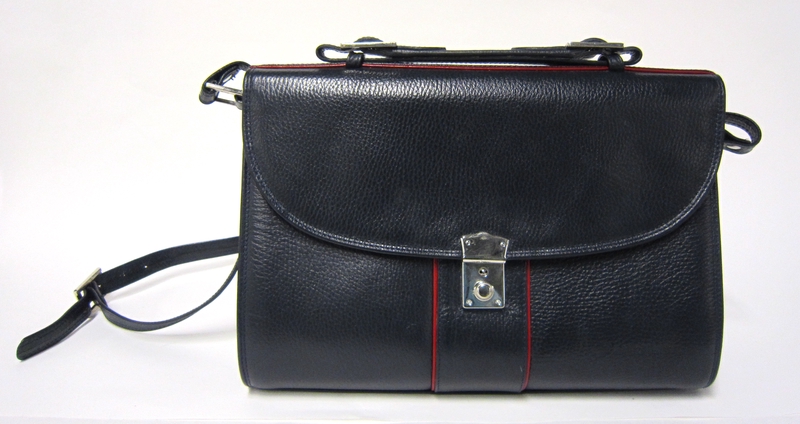 Image: flight attendant handbag: AeroMéxico