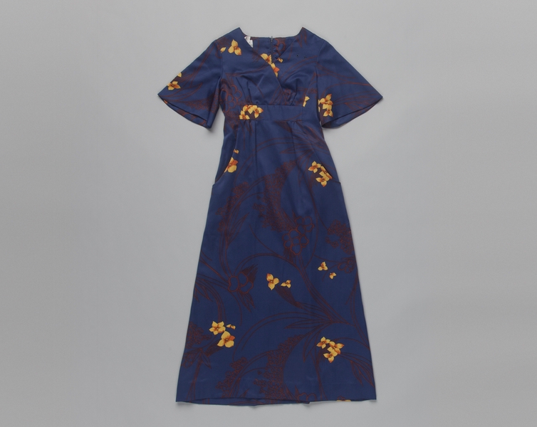 Image: flight attendant dress: United Airlines, Hawai’i service holomu’u