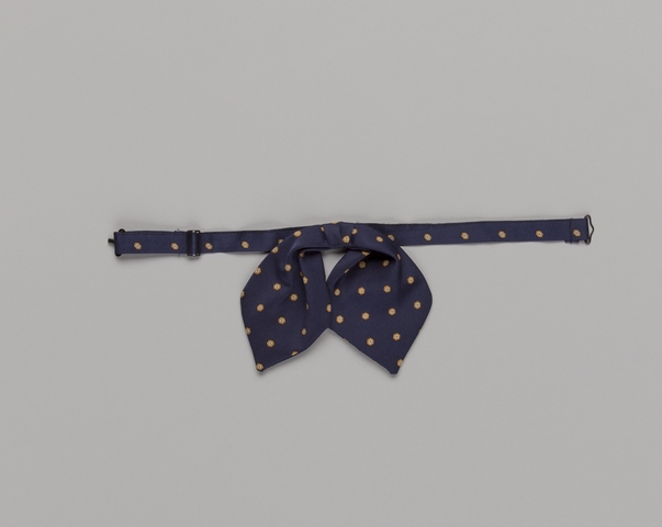 Flight attendant bow tie: United Airlines
