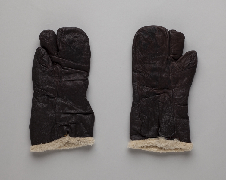 Image: aviator’s gloves: United Air Lines, Uberto S. Webb