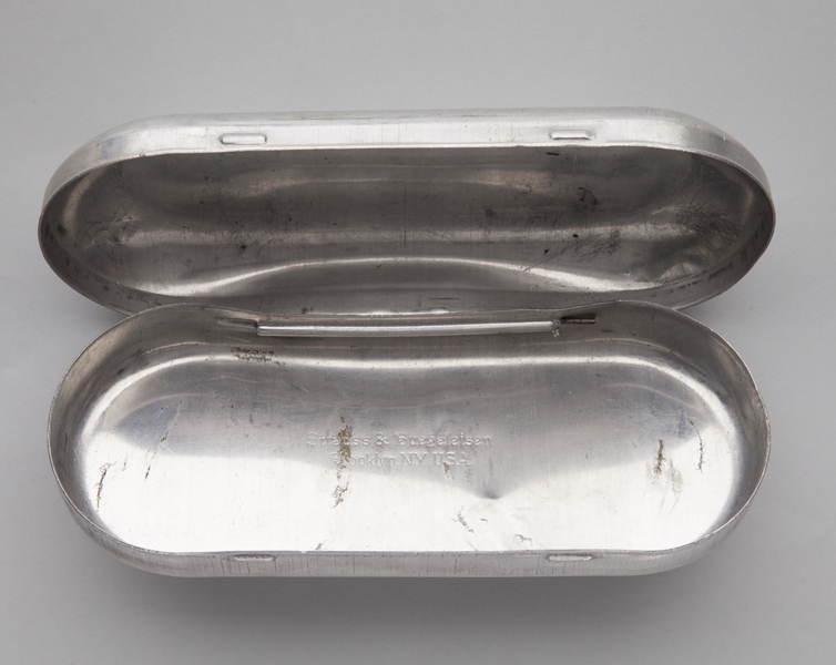 Image: aviator’s goggles with case: B.M. Doolin