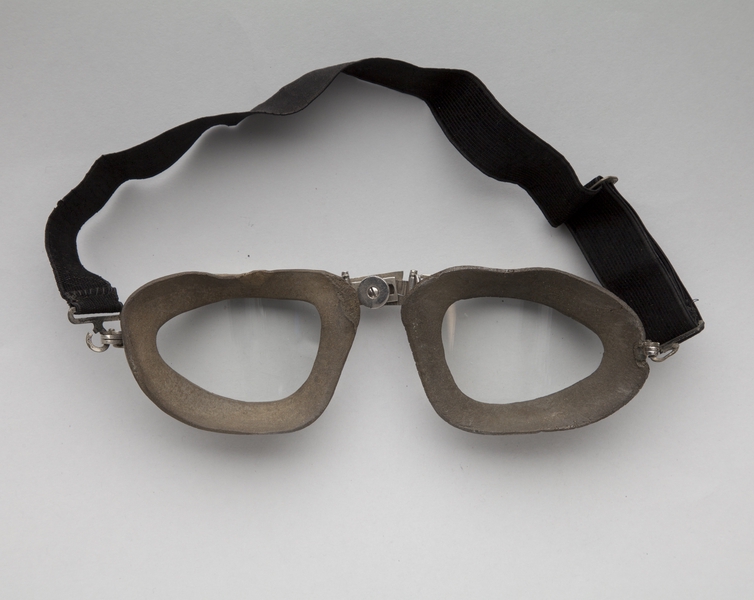Image: aviator’s goggles with case: B.M. Doolin