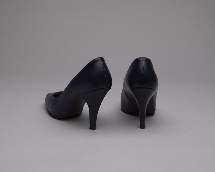 Image: stewardess shoes: American Airlines