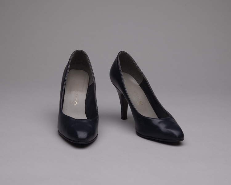 Image: stewardess shoes: American Airlines