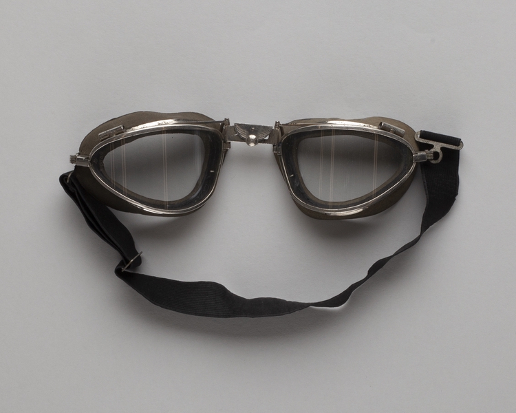 Image: aviator’s goggles with case: B.M. Doolin