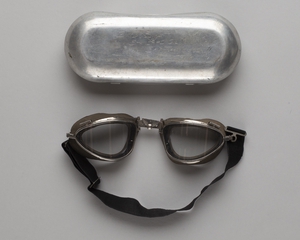 Image: aviator’s goggles with case: B.M. Doolin
