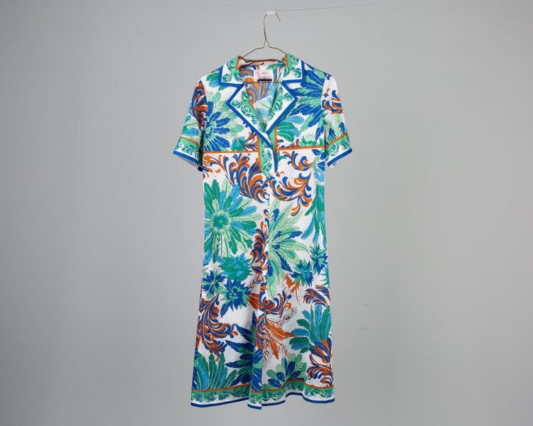 Image: flight attendant dress: Qantas Airways