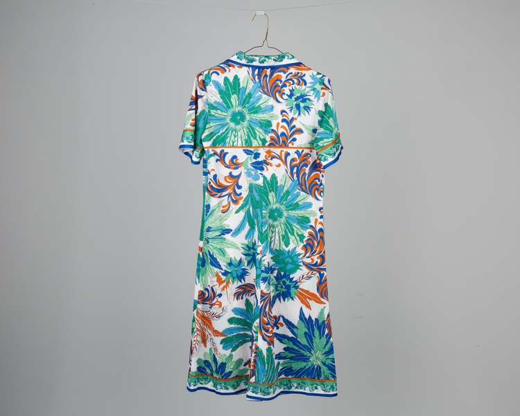 Image: flight attendant dress: Qantas Airways