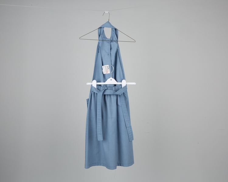 Image: flight attendant apron: TWA (Trans World Airlines)