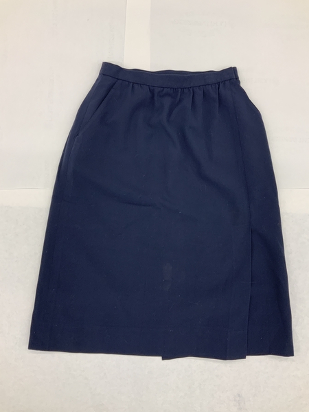 Image: flight attendant skirt: United Airlines