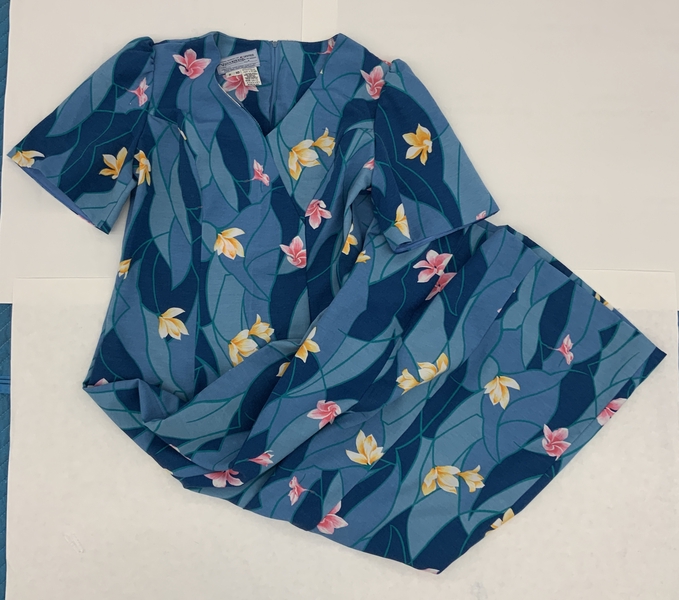 Image: flight attendant dress: United Airlines, Hawai’i service