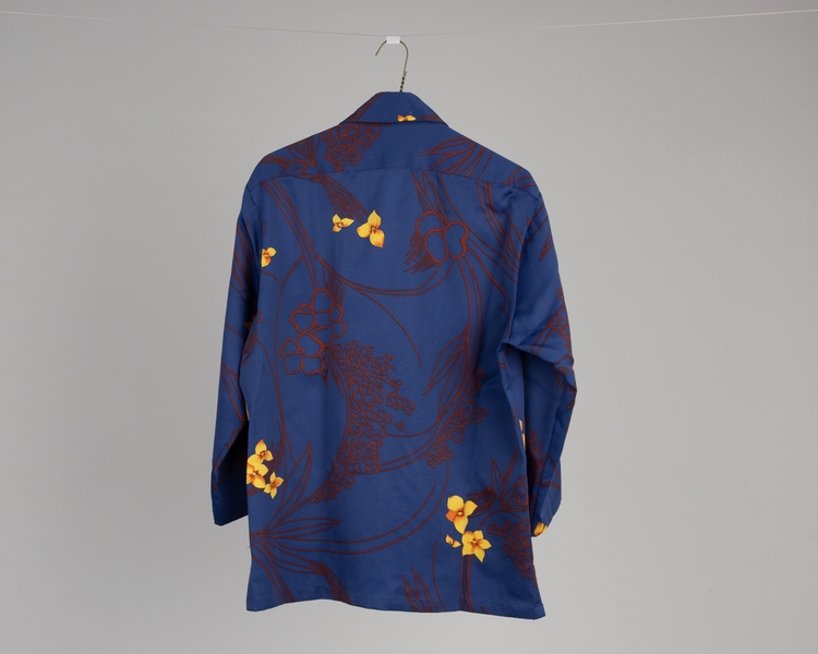 Image: flight attendant shirt (male): United Airlines