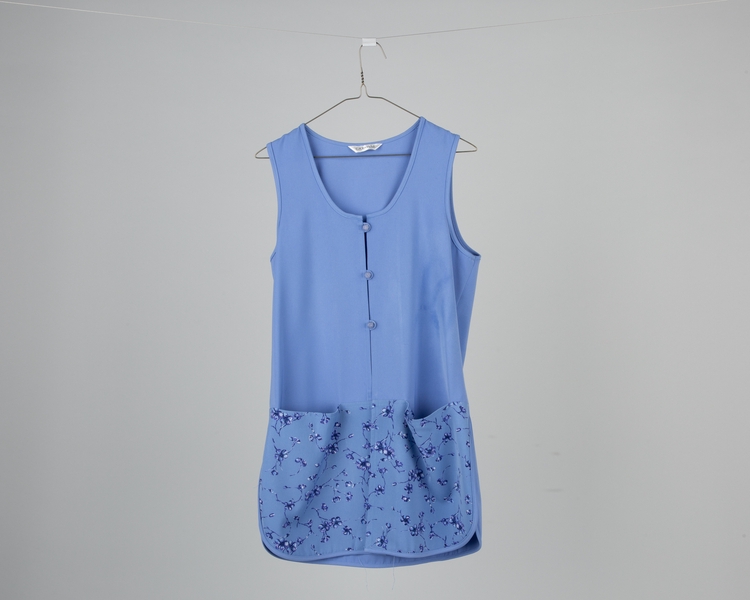 Image: flight attendant serving smock: China Airlines