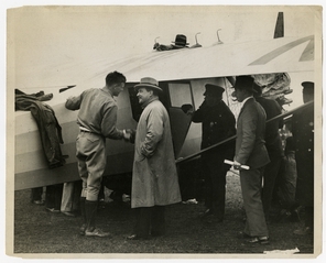 Image: photograph: Lindbergh and unidentified men prior to departure