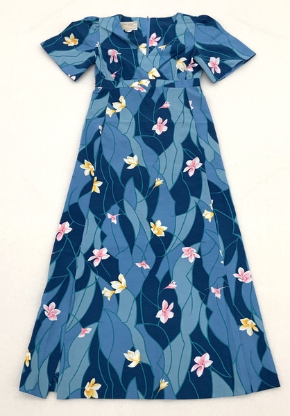 Image: flight attendant dress: United Airlines, Hawai’i service holomu’u