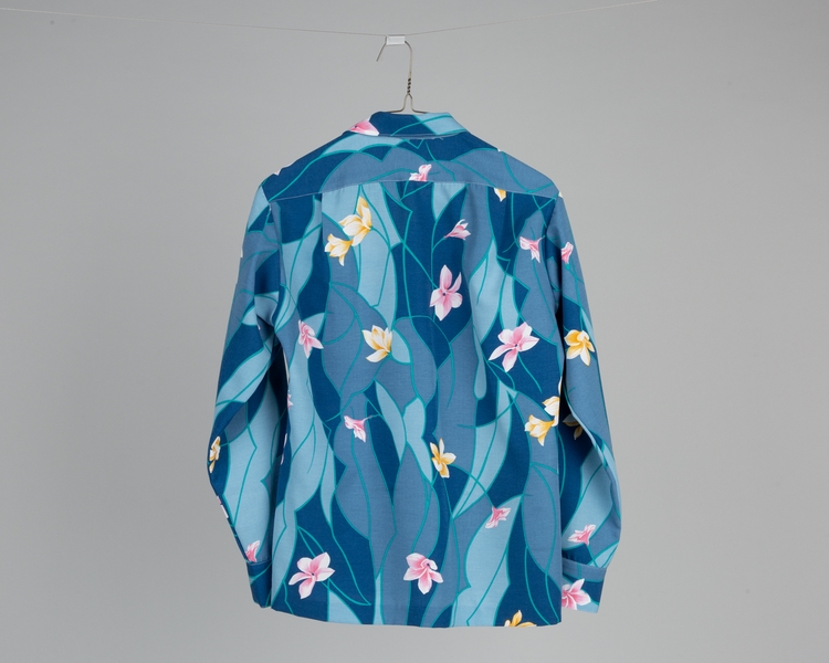 Image: flight attendant (male) shirt: United Airlines, Hawai’i service