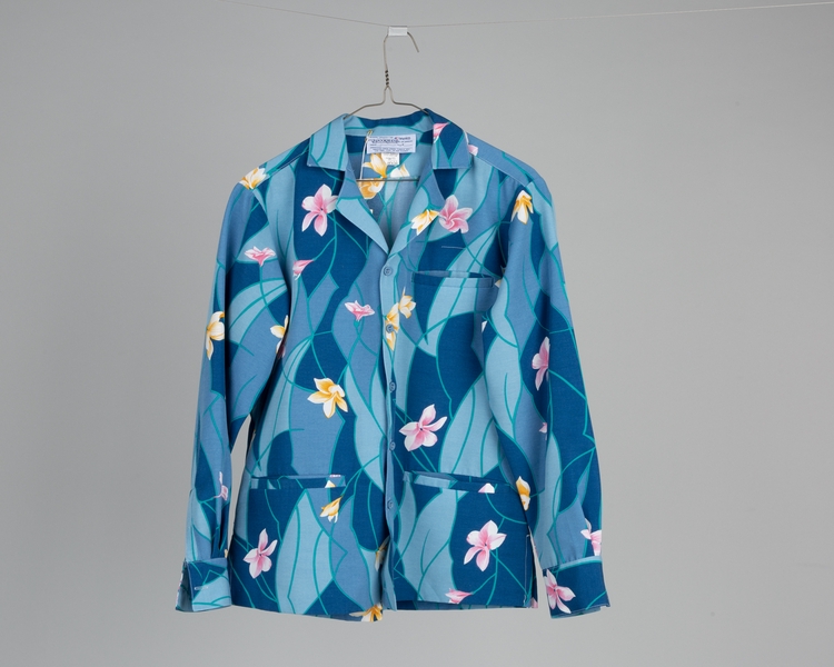 Image: flight attendant (male) shirt: United Airlines, Hawai’i service